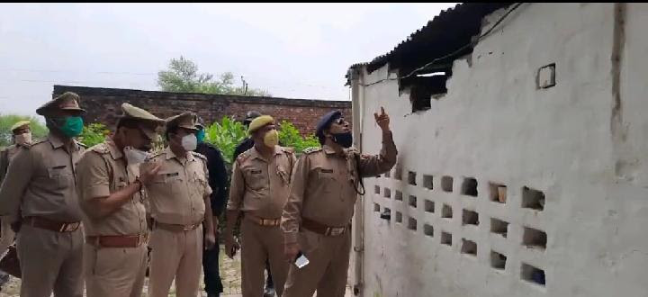 मूजेहरा कला गांव में पुलिस अधीक्षक ने क्राइम ब्रांच टीम के साथ किया मुआयना