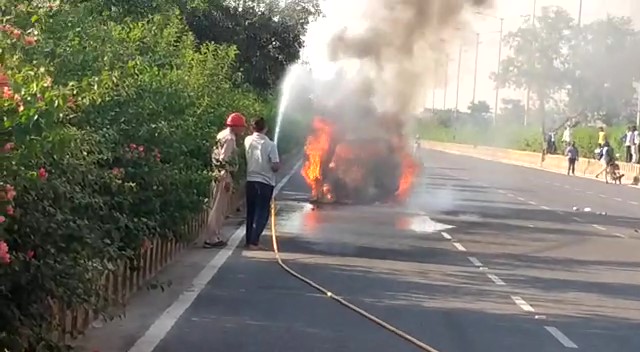 कार के हीट होने से निकली चिंगारी से कार आग के शोलो में घिरी