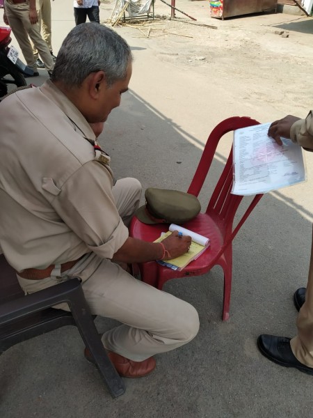 लखनऊ CP की नाका पुलिस खुद उड़ा रही PM और CM के आदेशों की धज्जियां