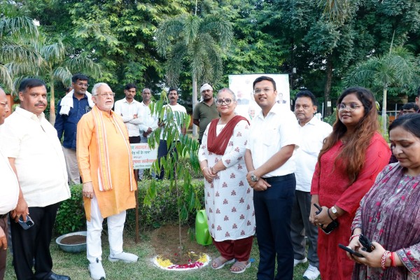 एक पेड़ मां के नाम' अभियान के तहत विश्वास खंड के पार्क में रोपे गए 100 पौधे, मंत्री सुरेश खन्ना और महापौर ने की शुरुआत