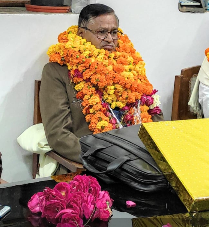 कोषागार में खजांची के पद पर सेवा देने के उपरांत वरिष्ठ खजांची पदसे हुए सेवानिवृत्त