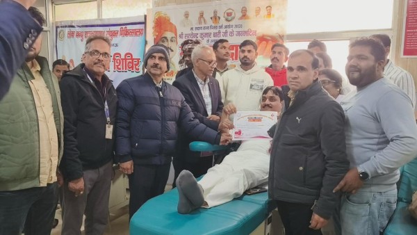 लोकबंधु हॉस्पिटल में जिन्दगियाँ बचाने वाले लोगों को सम्मानित किया गया