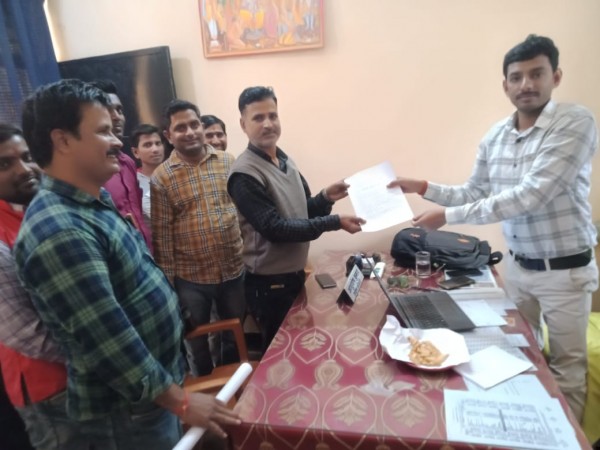 समस्याओं को लेकर मीटर रीडर कर्मचारियों ने सौंपा ज्ञापन