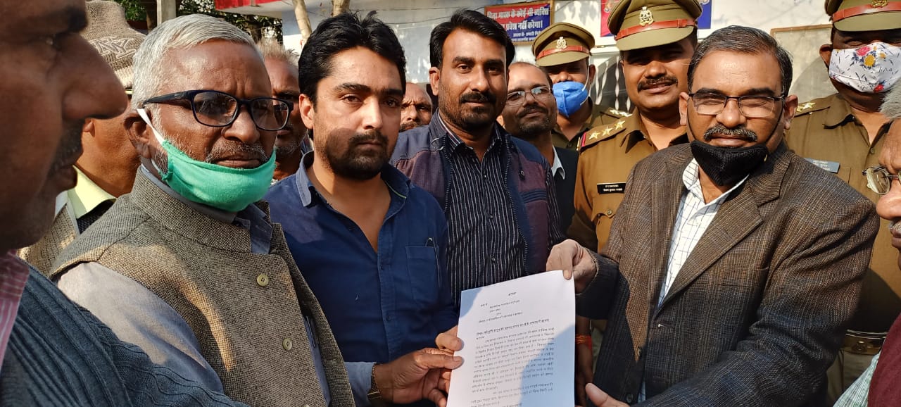 प्रदर्शन कर रहे सपा कार्यकर्ताओं को पुलिस ने लिया हिरासत में, एसडीएम को सौंपा ज्ञापन
