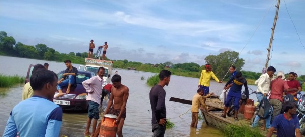 यमुना व ससुर खदेरी नदियों में आई बाढ़ से तटवर्ती गांव में मची तबाही