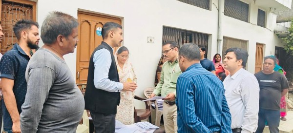 डी एम ने मतदाता सूची पुनरीक्षण कार्य का किया अचानक निरीक्षण; 4 दिसंबर तक काम पूरा करने डीका आदेश।