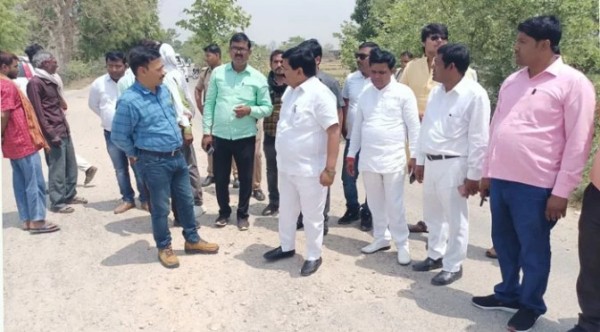 प्रतापगढ़ के सांसद संगम लाल गुप्ता ने सड़क के गुणवत्ता विहीन निर्माण पर जताई नाराजगी