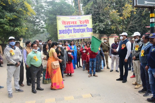 जिलाधिकारी ने हरी झंडी दिखाकर चेतना रैली को किया रवाना