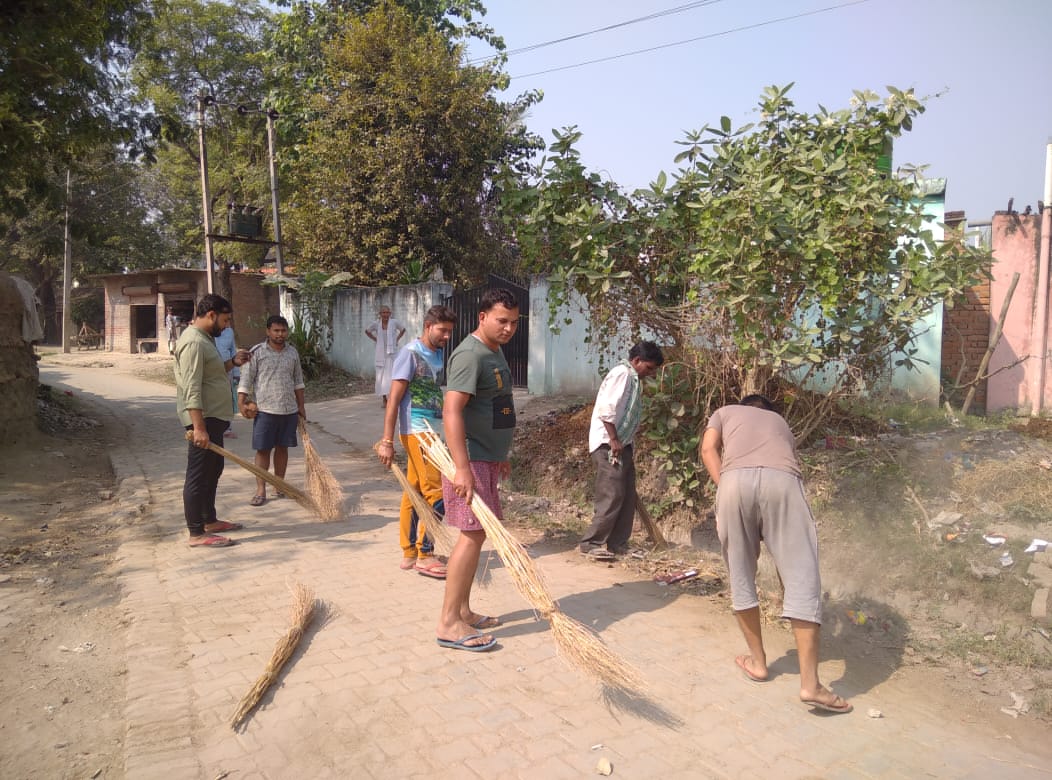 प्रधानमंत्री के सपने को साकार करने के लिए युवाओं द्वारा गांव में चलाया जा रहा है सफाई अभियान