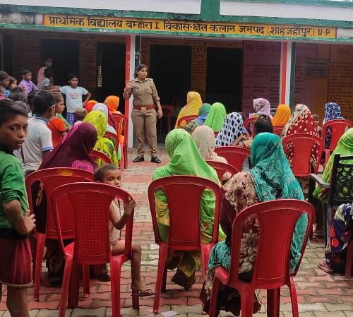 महिला कांस्टेबल ने गांव में चौपाल लगाकर महिलाओं के साथ हो रहे उत्पीड़न को लेकर महिलाओं को दी जानकारियां