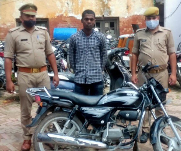 चोरी की मोटरसाइकिल के साथ एक अभियुक्त गिरफ्तार