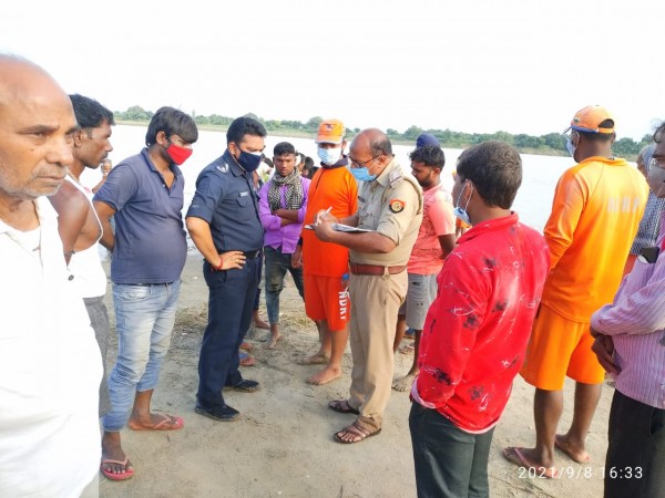 NDRF की टीम ने शास्त्री ब्रिज के पास गंगा में डूबे व्यक्ति को खोज निकाला