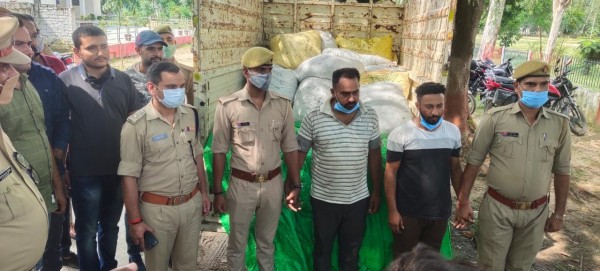 पुलिस मुठभेड़ में 02 शातिर अभियुक्त गिरफ्तार, 301 किलोग्राम अवैध गांजा बरामद
