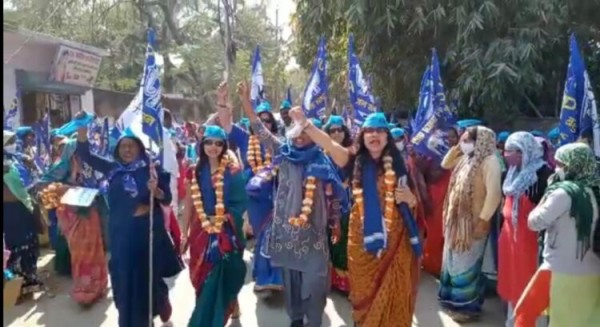 सदर विधानसभा के बसपा प्रत्याशी आशुतोष त्रिपाठी को जिताने के लिए महिलाओं ने निकाला जुलूस