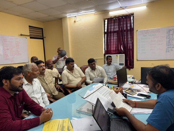 बिजली समस्या से जूझ रहे व्यापार मंडल के प्रतिनिधि मंडल ने अधिशासी अभियंता से मुलाक़ात कर समस्याओं से अवगत कराया