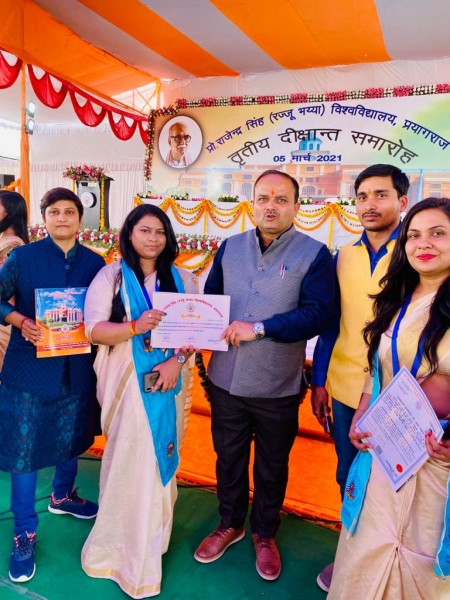 राज्यपाल से गोल्ड मेडल पाकर गदगद दिखीं मेधावी छात्राए