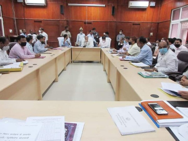 कैबिनेट मंत्री मोती सिंह ने विभिन्न विभागों के निर्माणाधीन कार्यों एवं अन्य योजनाओं की समीक्षा की