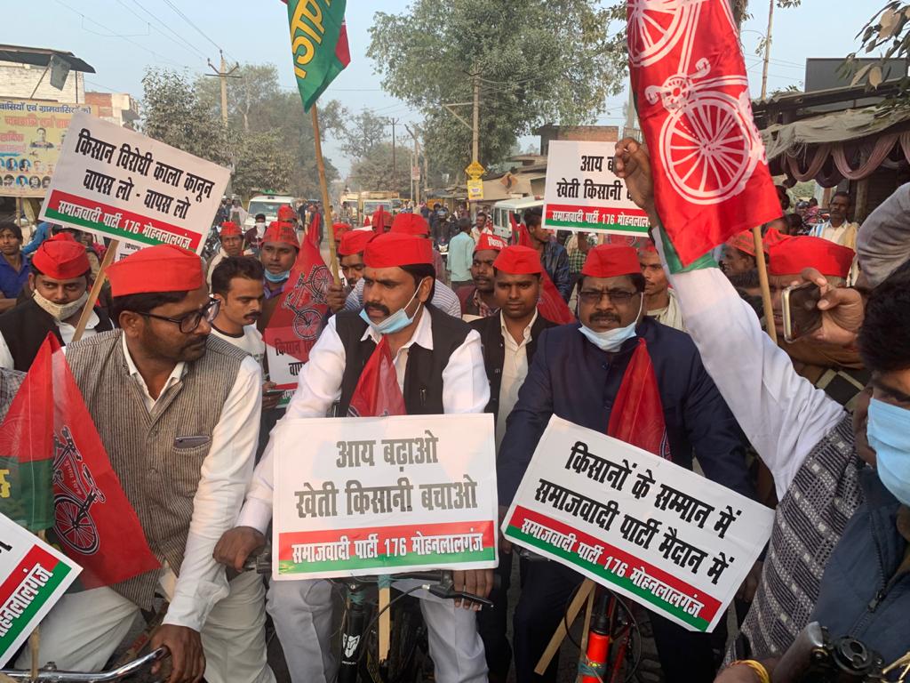 विधायक अमरीश पुष्कर ने सरकार के खिलाफ नारेबाजी करते हुए किसानों के साथ निकाली रैली