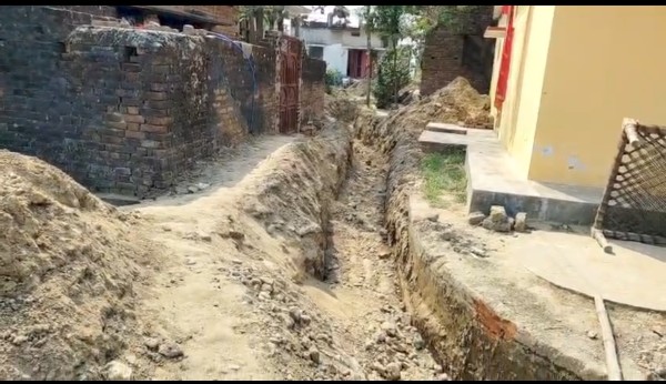 नाली निर्माण की मांग को लेकर ग्रामीणों का प्रदर्शन, एसडीएम को सौंपा ज्ञापन