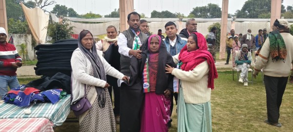 काकोरी में लोक जनशक्ति पार्टी (रामविलास) ने बांटे कंबल, जरूरतमंदों के लिए हुआ तहरी भोज का आयोजन