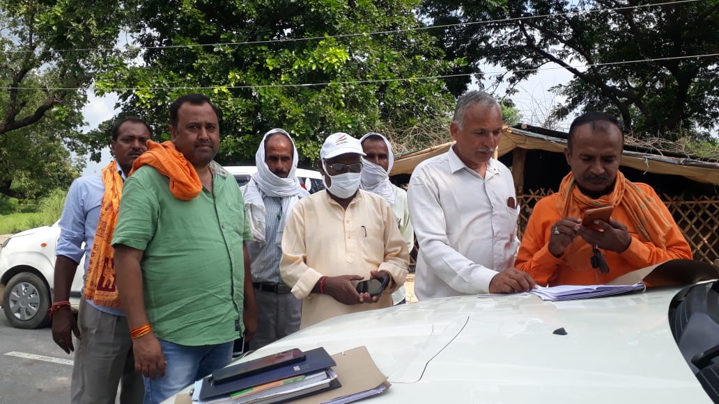 भाजपा पदाधिकारियों ने प्रत्याशी अशोक तिवारी के लिए गांवों में जाकर मांगे वोट