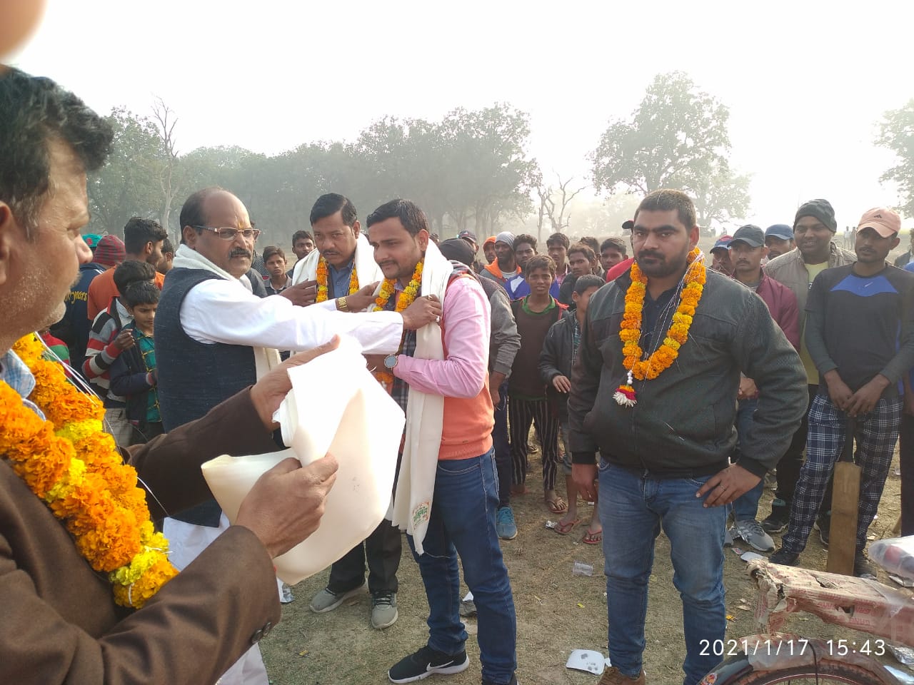 बाबा देवगल नाथ धाम प्रीमियम लीग क्रिकेट टूर्नामेंट में मुख्य अतिथि द्वारा  पत्रकारों को किया गया सम्मानित