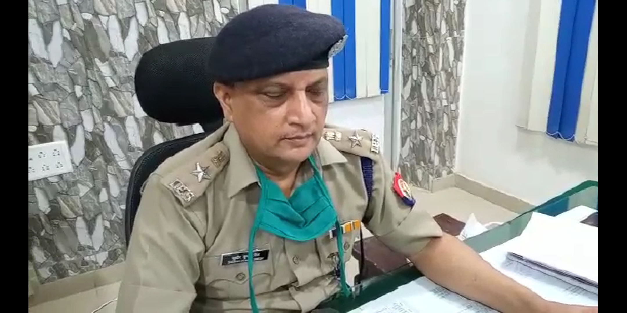 बदमाशों ने दिनदहाड़े पुलिस को दी चुनौती, घर पर चढ़कर मांगा रंगदारी