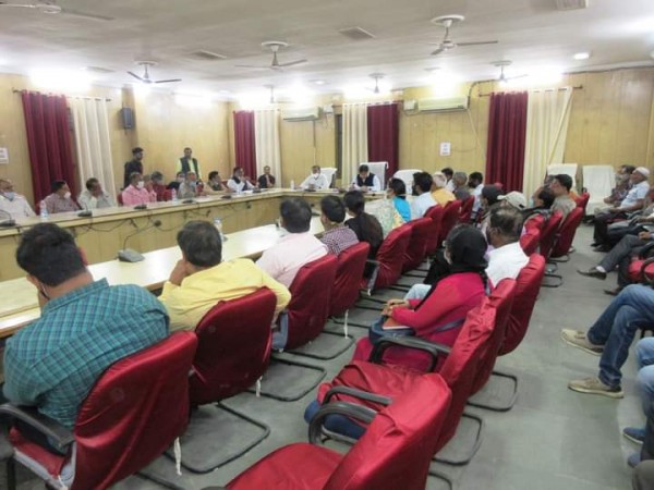 दुर्बल वर्ग  के बच्चों के निजी  विद्यालयों में प्रवेश के सम्बन्ध में जिलाधिकारी ने की बैठक