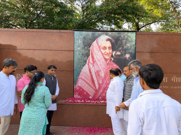 पूर्व प्रधानमंत्री स्वर्गीय इंदिरा गांधी की 42 वी पुण्यतिथि पर श्रद्धांजलि अर्पित की गई।