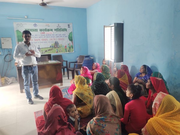मोहनलालगंज में महिलाओं को सेनेटरी पैड के प्रति किया गया जागरूक