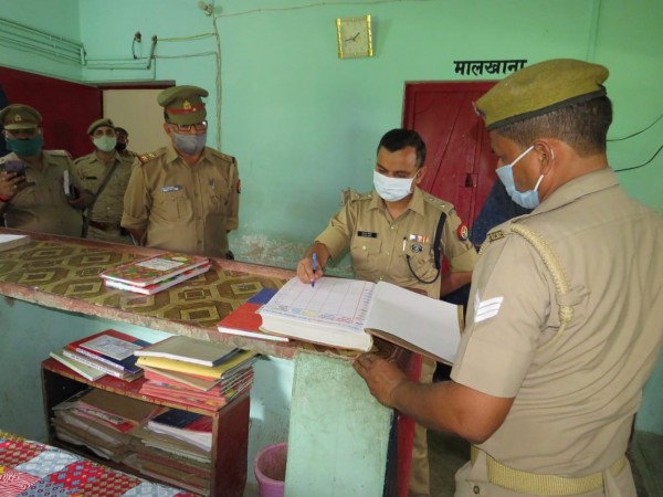 पुलिस अधीक्षक ने किया थानों का औचक निरीक्षण