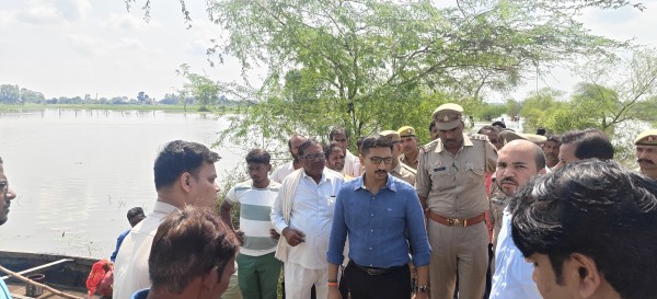 बाढ़ जैसे हालात में गांव पहुंचे डीएम विशाख जी, लासा और अकड़िया कला में परखे राहत-बचाव के इंतजाम