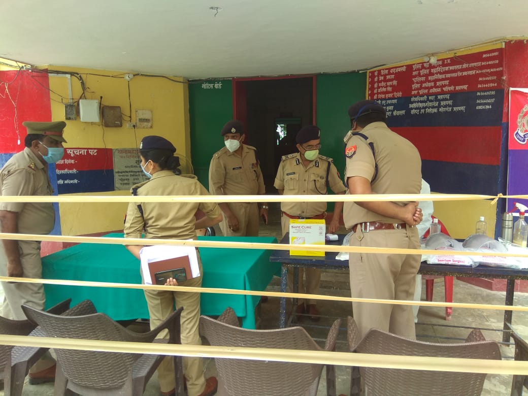 पुलिस महानिरीक्षक प्रयागराज ने किया महेशगंज थाने का औचक निरीक्षण --दिये आवश्यक निर्देश ।