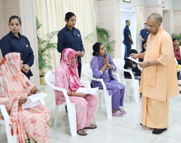 आप निश्चिंत होकर ड्यूटी कीजिये, समाधान सरकार पर छोड़ दीजिए - मुख्यमंत्री योगी