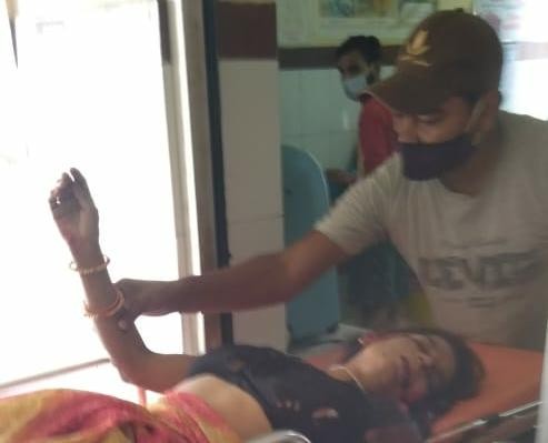 ट्रक व टैम्पो की टक्कर मे महिला की मौत चालक गंभीर रूप से घायल