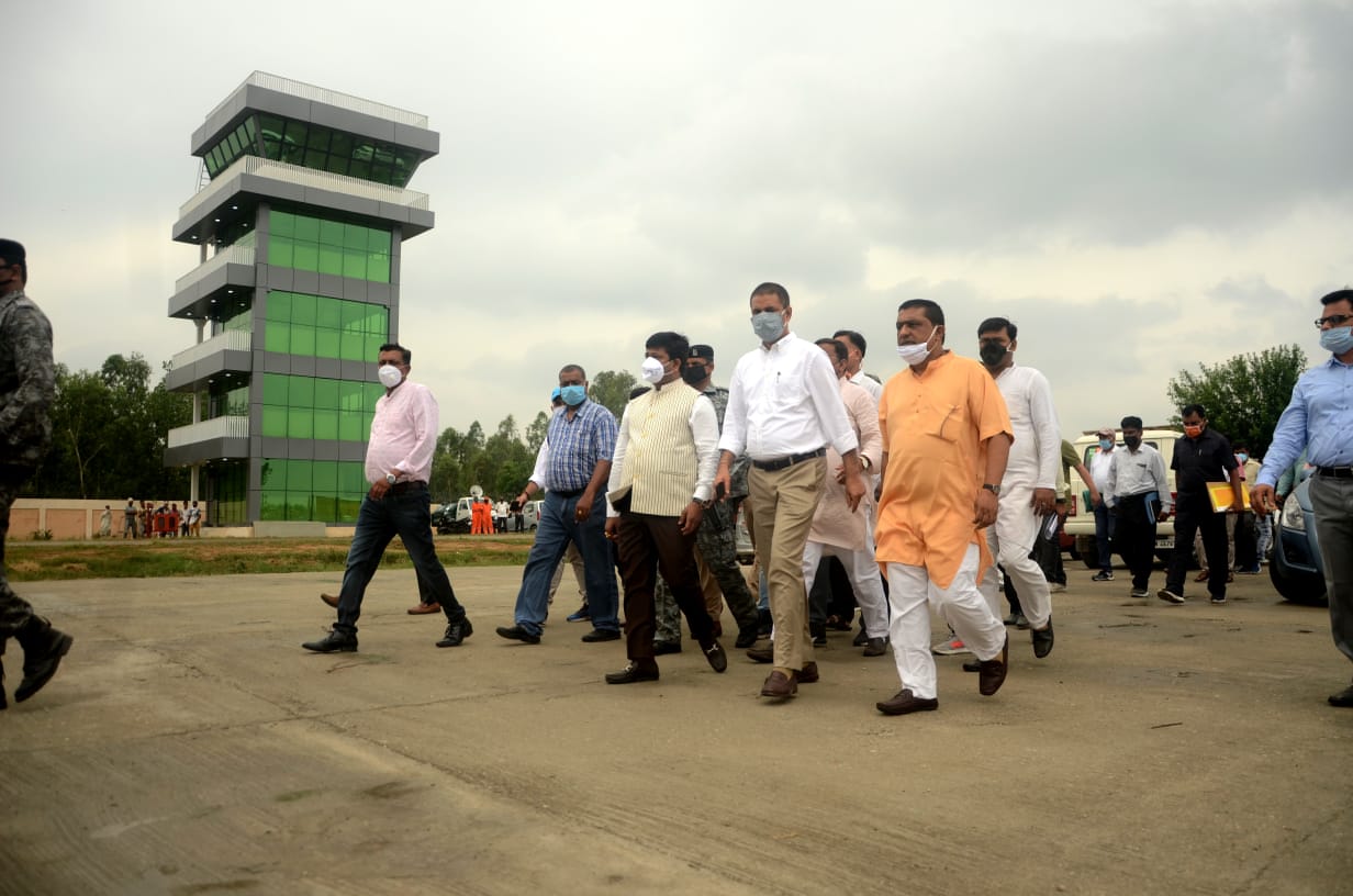 कैबिनेट मंत्री नन्द गोपाल गुप्ता नन्दी ने एयरपोर्ट के निर्माणाधीन चल रहे विकास कार्यों का किया निरीक्षण