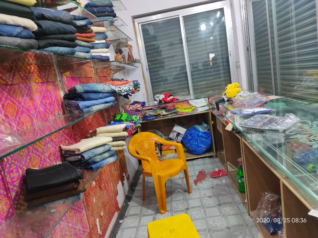कपड़े की दुकान का ताला तोड़ कर चोरों ने किया लाखों का माल साफ