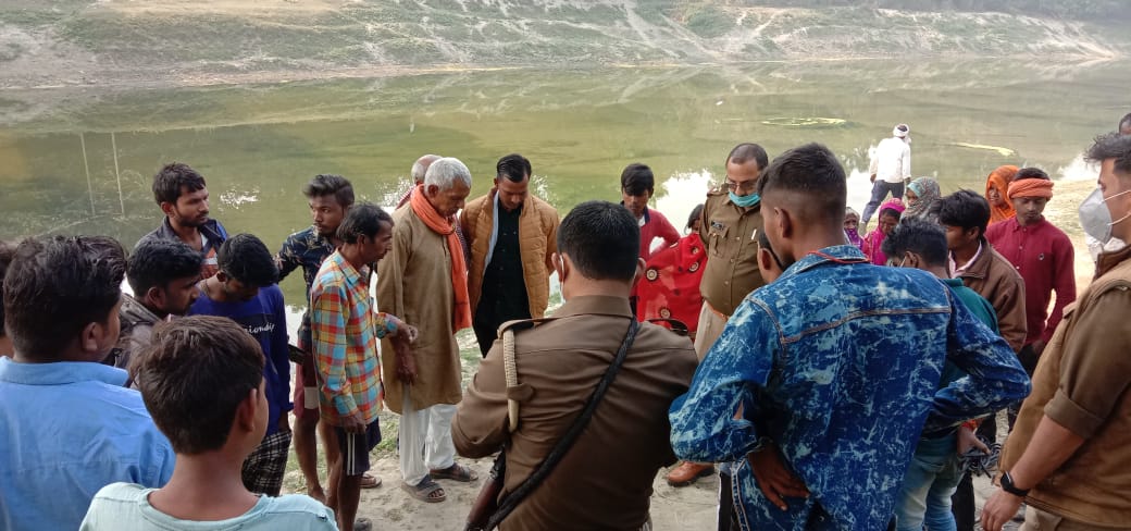 सई नदी में मिला अधेड़ का शव, पुलिस जांच में जुटी