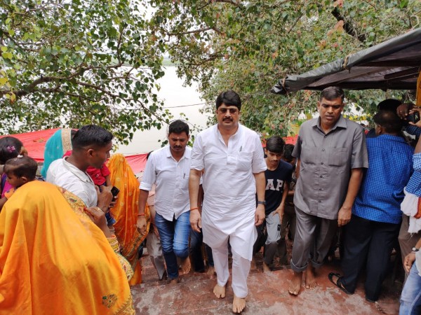 सावन मास के तीसरे सोमवार को बाबा  हौदेश्वरनाथ का दर्शन पूजन करने पहुंचे राजा भैया