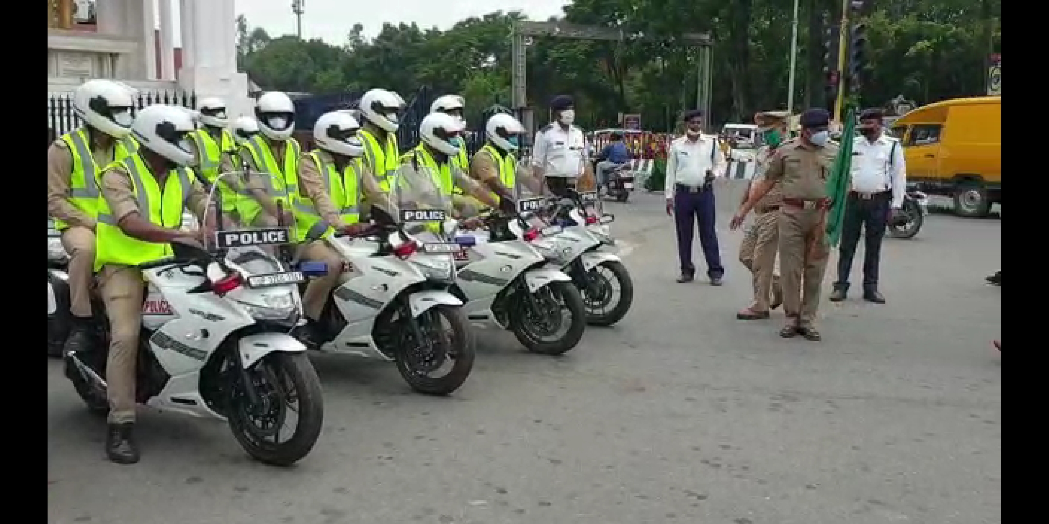 यातायात व्यवस्था को सुदृढ़ किए जाने हेतु 10 हाई स्पीड अत्याधुनिक सुजुकी मोटरसाइकिल यातायात पुलिस को उपलब्ध कराई गई