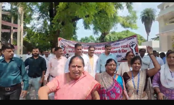 कुलसचिव के खिलाफ सांकेतिक आंदोलन के बीच कुलपति के हस्तक्षेप से कर्मचारी परिषद से सकारात्मक वार्ता