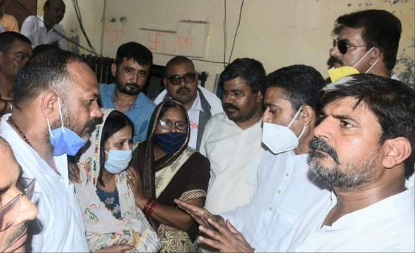 प्रियंका गांधी ने दिवंगत पत्रकार की विधवा को भेजी एक लाख रुपये की सहायता