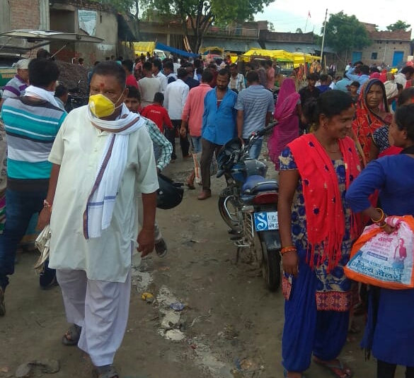 क्षेत्र में बढ़ रहे कोरोना संक्रमितों की संख्या देख कर भी नहीं हो रहे हैं लोग सचेत