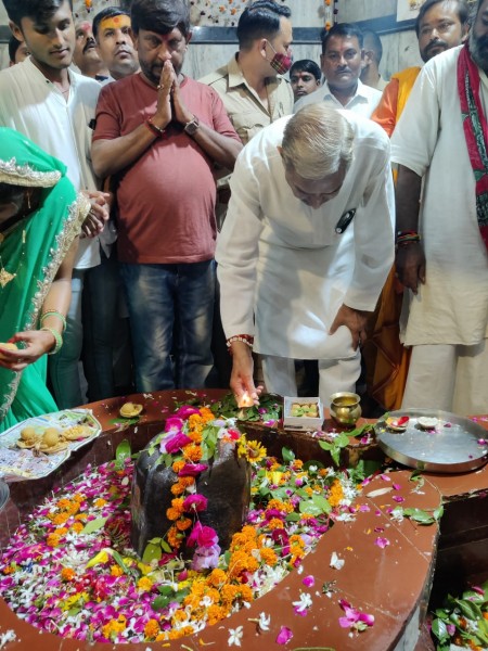 लगातार पांच सोमवार बाबा घुइसरनाथ में प्रमोद तिवारी के मत्था टेकने की श्रृंखला, मिला मंगलाशीष