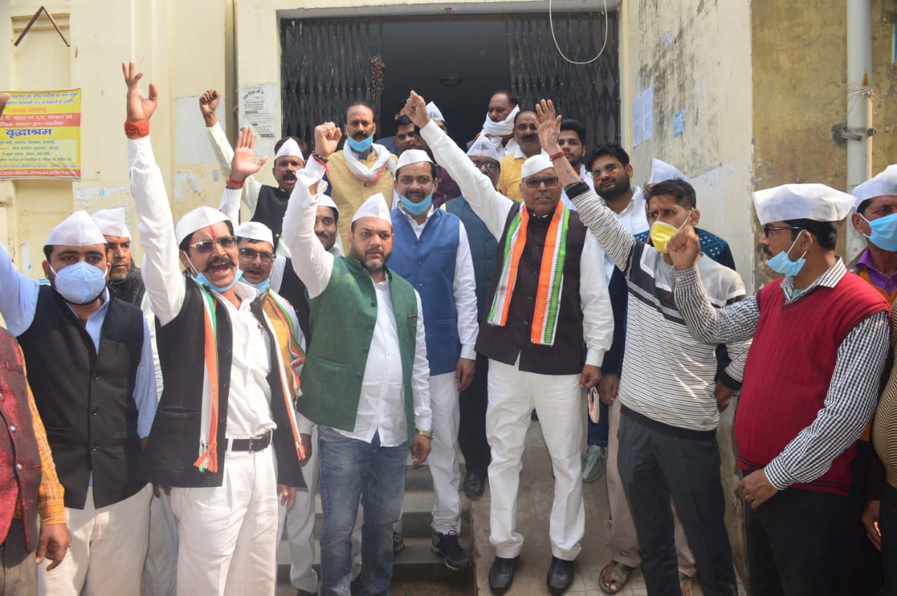 किसानों के समर्थन में कांग्रेस कार्यकर्ताओ ने राष्ट्रपति को सम्बोधित सौंपा ज्ञापन