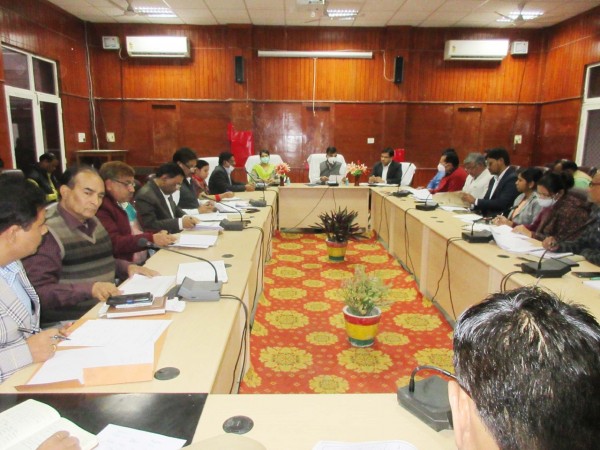 मंडलायुक्त प्रयागराज ने मतदाता पुनरीक्षण अभियान के संबंध में राजनैतिक दलों के साथ की बैठक