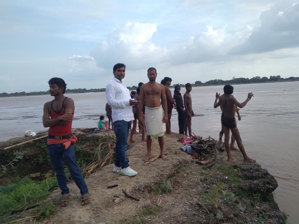 यमुना नदी में बढ़ रहे जल स्तर का निरक्षण करते हल्का लेखपाल कमलेश कुमार