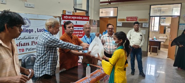 यूनिटी पी जी कॉलेज ने टीबी मरीजों को बांटी पोषण पोटली
