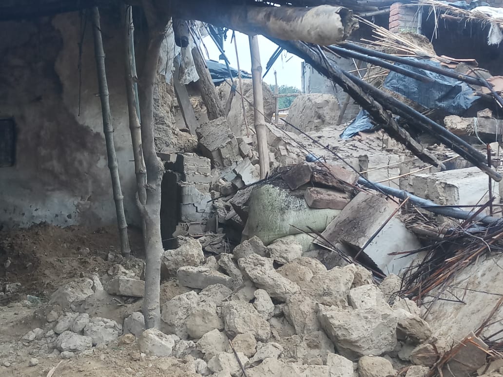 भारी बारिश से गिरा कच्चा मकान पीड़ित हुआ बेघर