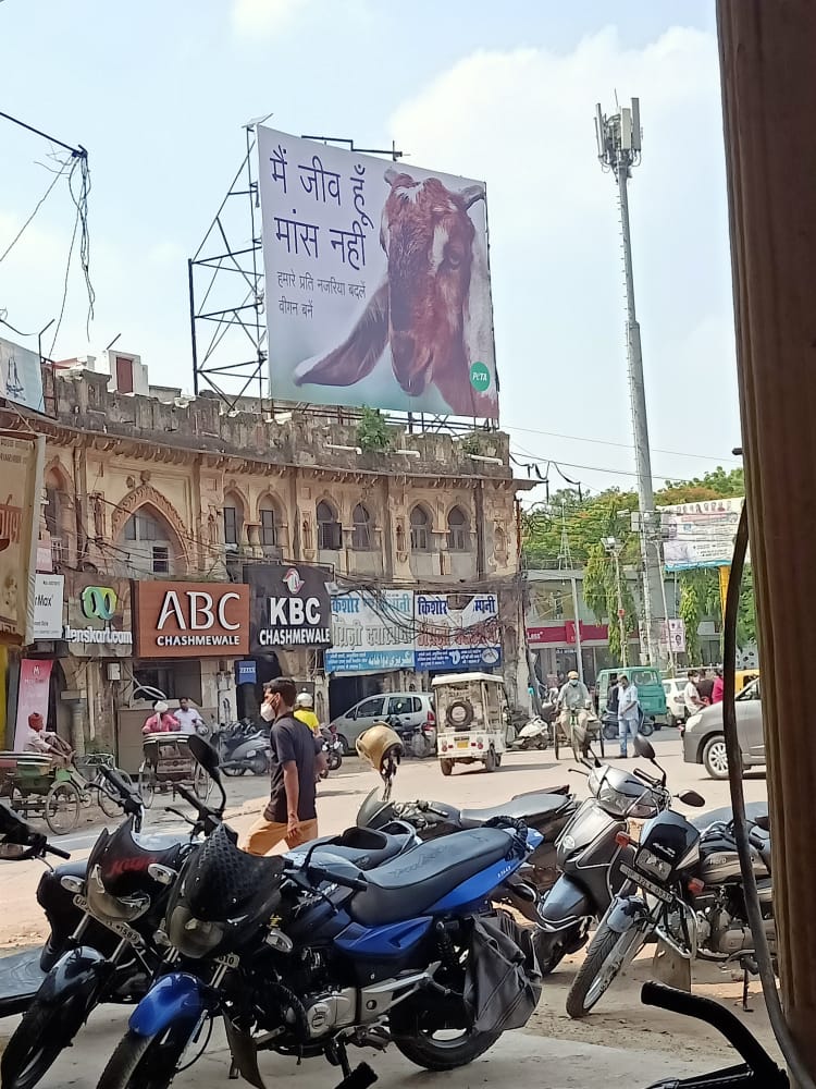 इस्लामिक सेंटर ऑफ इंडिया ने विवादित होर्डिंग पर जताया ऐतराज़